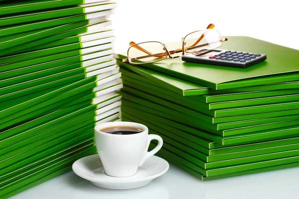 Muitos pasta verde com xícara de café closeup — Fotografia de Stock