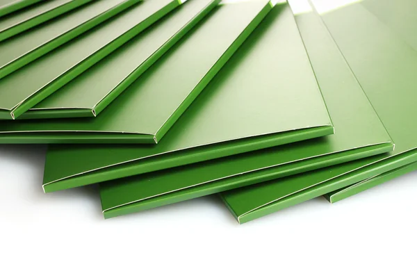 Muchas carpetas verdes aisladas en blanco —  Fotos de Stock
