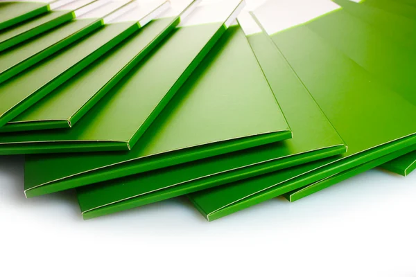 Muchas carpetas verdes aisladas en blanco — Foto de Stock