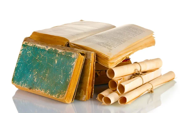 Mucchio di vecchi libri e rotolo isolato su bianco — Foto Stock