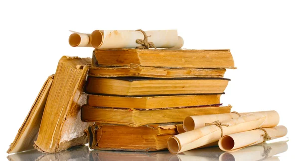 Montón de libros antiguos y pergamino aislado en blanco — Foto de Stock