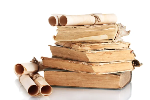 Stapel van oude boeken en scroll geïsoleerd op wit — Stockfoto
