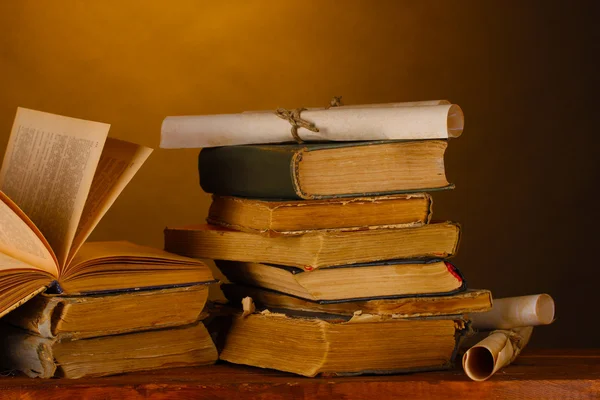 Montón de libros antiguos y pergamino en marrón —  Fotos de Stock