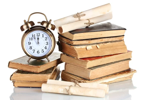 Stapel alter Bücher mit Uhr und Schriftrolle isoliert auf weiß — Stockfoto