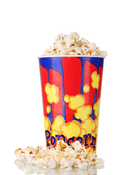 Volledige emmer popcorn geïsoleerd op wit — Stockfoto