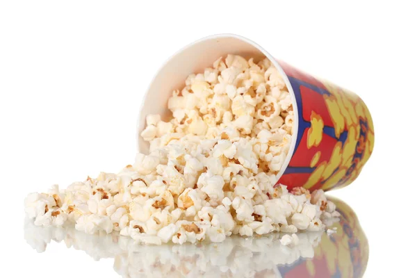 Volledige emmer popcorn gedaald geïsoleerd op wit — Stockfoto