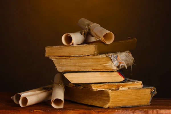 Hromadu starých knih a posouvají hnědá — Stock fotografie