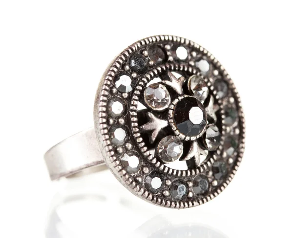 Srebrny pierścionek z kamień na białym tle — Zdjęcie stockowe