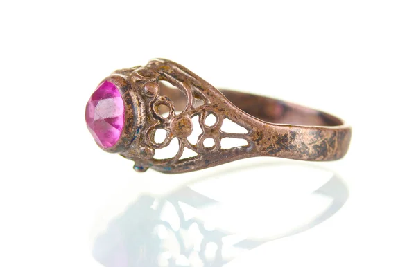Srebrny pierścionek z różowym kamień na białym tle — Zdjęcie stockowe