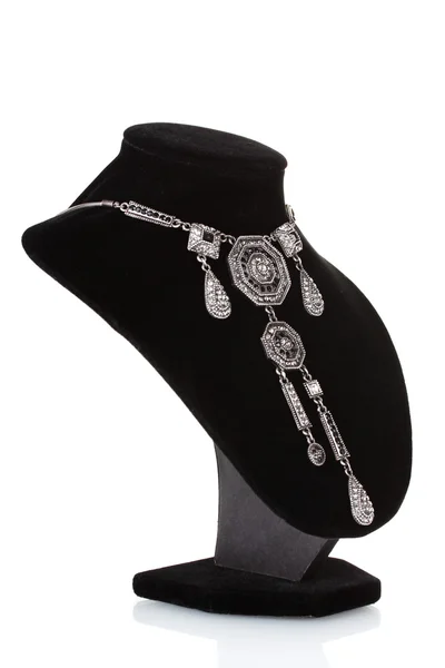 Silberne Halskette auf schwarzer Schaufensterpuppe isoliert auf weißer — Stockfoto