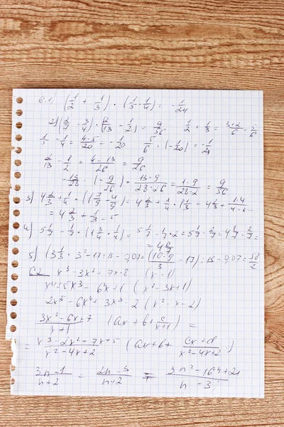 Matemáticas, física y geometría en la página de copybook en una mesa de madera — Foto de Stock
