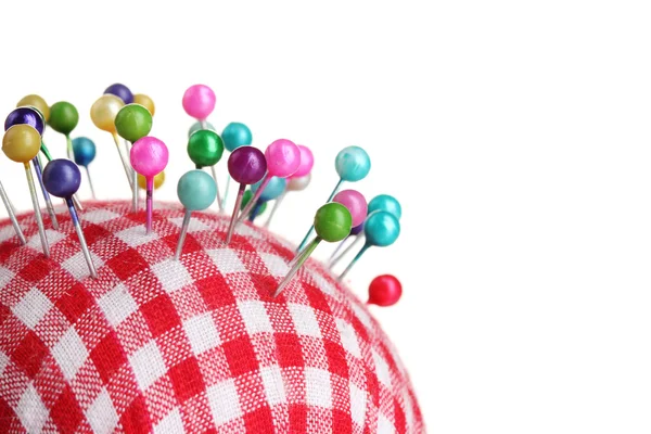 Kolorowe pinheads w pin Poduszka na białym tle — Zdjęcie stockowe