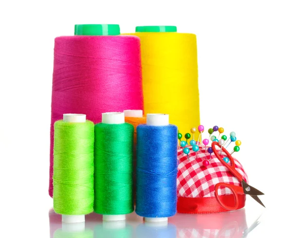 Klossen van wol met gekleurde spijkers in pin-kussen geïsoleerd op wit — Stockfoto