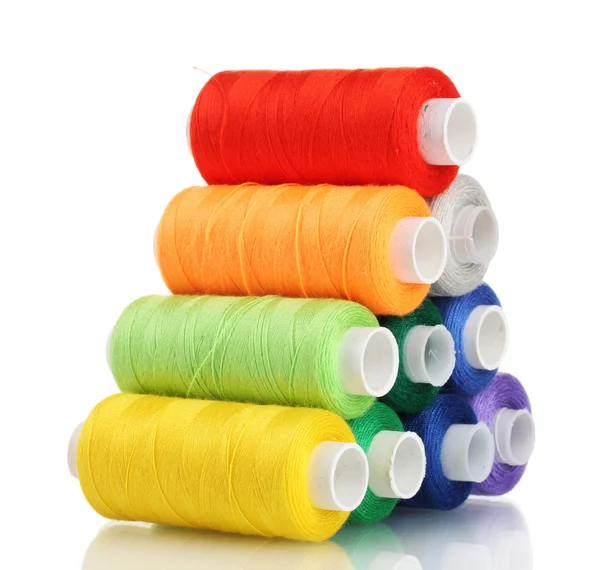 Pirámide de bobinas multicolores de hilo aisladas en blanco — Foto de Stock