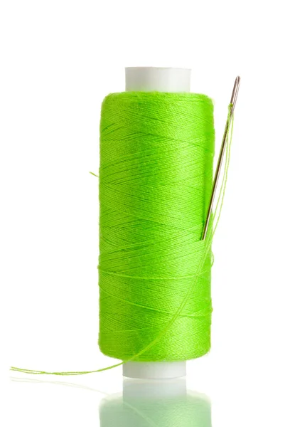 白で隔離される針で緑のボビン — ストック写真