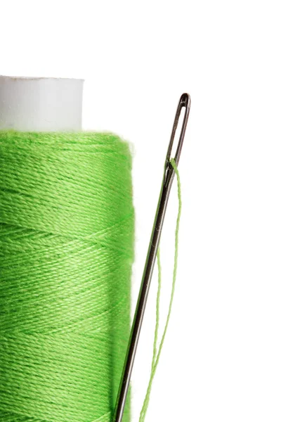 Gröna spolen med nål isolerad på vit — Stockfoto