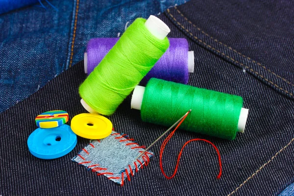 Rautenförmiger Patch auf Jeans mit Fäden und Knöpfen Nahaufnahme — Stockfoto