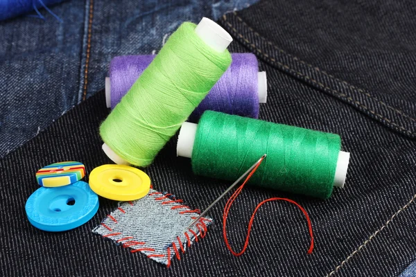Patch em forma de losango em jeans com fios e botões close-up — Fotografia de Stock