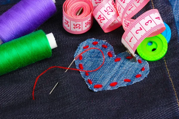 Σχήμα καρδιάς patch για τζιν με κουμπιά και τα θέματα closeup — Φωτογραφία Αρχείου