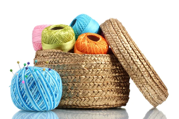 Heldere threads voor breien in de mand geïsoleerd op wit — Stockfoto