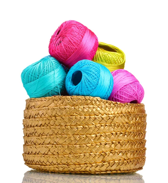 Hilos brillantes para tejer en la cesta aislada en blanco — Foto de Stock
