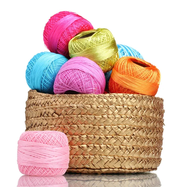 Filati luminosi per lavorare a maglia nel cestello isolato su bianco — Foto Stock