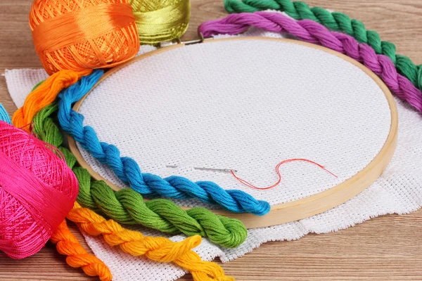 El aro de bordado con lona e hilos de coser brillantes para bordar en —  Fotos de Stock