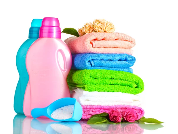 Detergent s prací prášek a ručníky izolované na bílém — Stock fotografie
