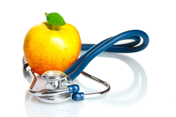 医用听诊器和孤立在白色的苹果 — 图库照片