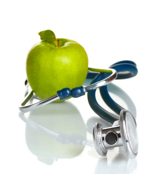 Medyczny stetoskop i zielone jabłko na białym tle — Zdjęcie stockowe