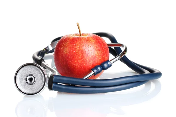 Ιατρική στηθοσκόπιο και κόκκινο μήλο που απομονώνονται σε λευκό — Φωτογραφία Αρχείου
