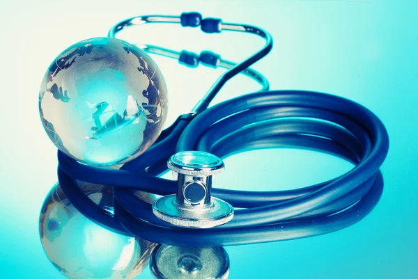 Küre ve mavi stetoskop — Stok fotoğraf