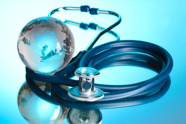 Küre ve mavi stetoskop — Stok fotoğraf
