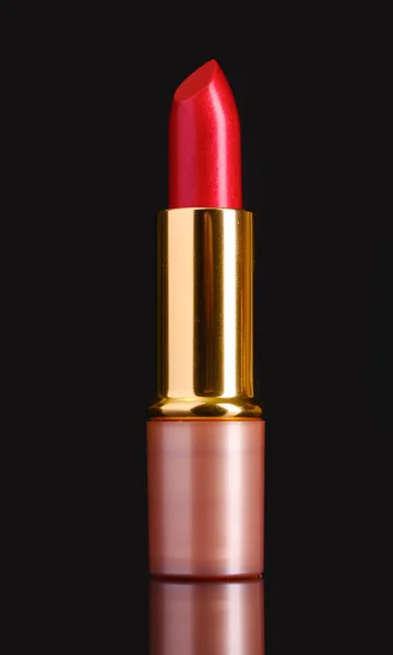 Schöner roter Lippenstift auf schwarzem Hintergrund — Stockfoto