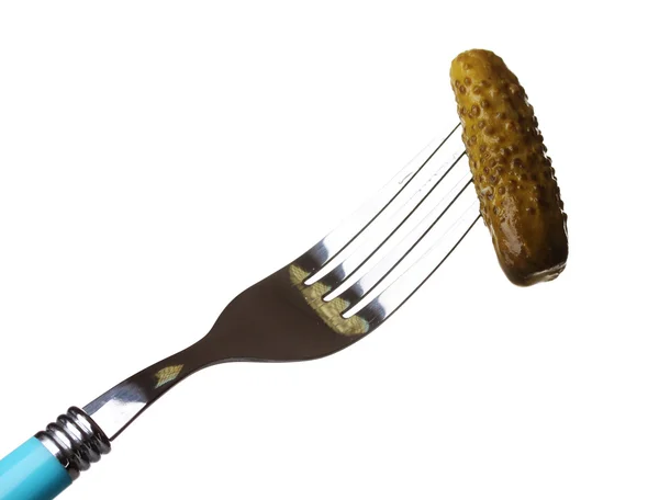 Marinerad gurka på gaffel isolerad på vit — Stockfoto