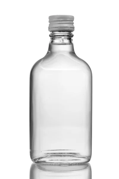 Botella de vodka aislada sobre blanco —  Fotos de Stock