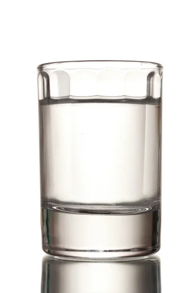 Стакан водки изолирован на белом — стоковое фото