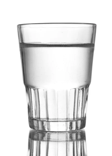 Verre de vodka isolé sur blanc — Photo