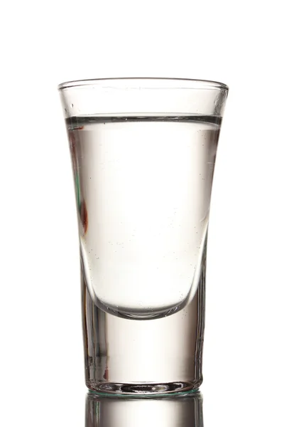 Vaso de vodka aislado sobre blanco —  Fotos de Stock