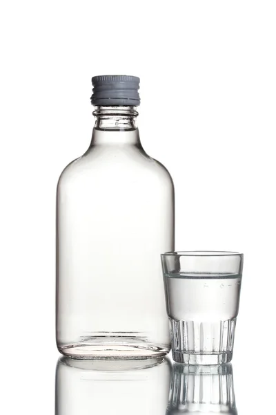 瓶伏特加酒和酒杯上白色隔离 — 图库照片