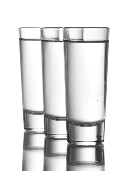 Üç bardak votka üzerinde beyaz izole — Stok fotoğraf
