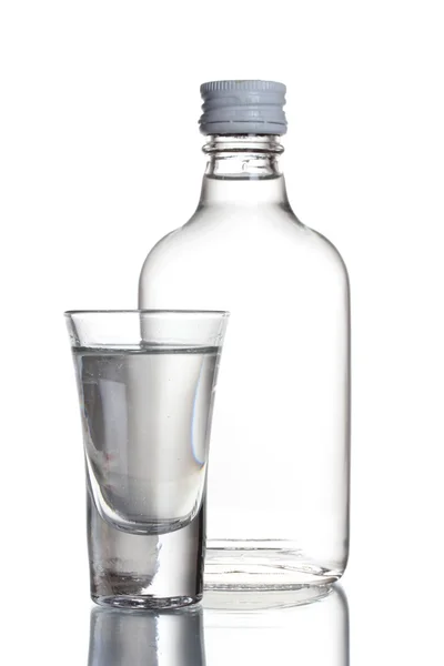Bouteille de vodka et verre isolé sur blanc — Photo