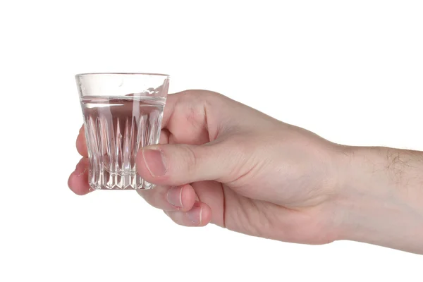 Mão de homem segurando um copo com vodka isolado em branco — Fotografia de Stock
