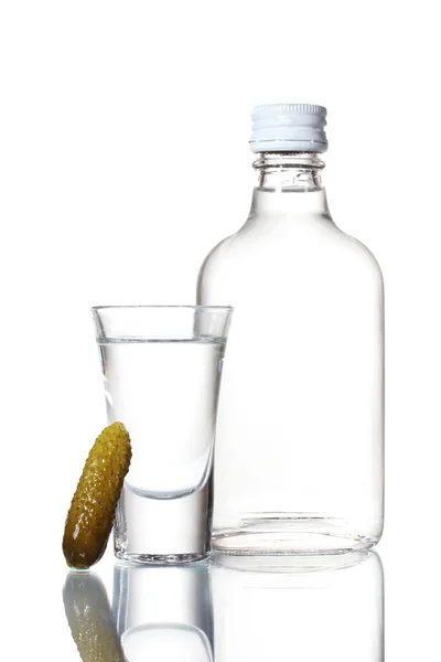 Flaska vodka och vinglas med gurka isolerad på vit — Stockfoto