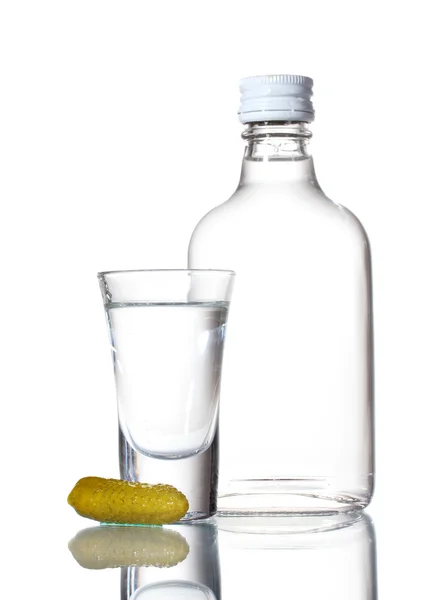 Fles wodka en wijnglas met komkommer geïsoleerd op wit — Stockfoto