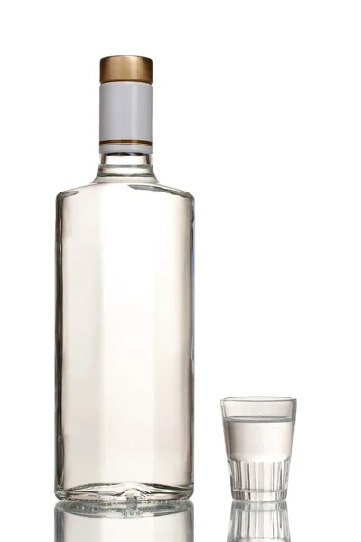 Fles wodka en wijnglas geïsoleerd op wit — Stockfoto