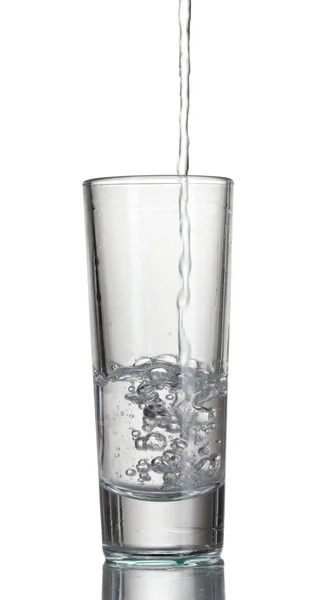 Водка наливается в стакан, изолированный на белом — стоковое фото