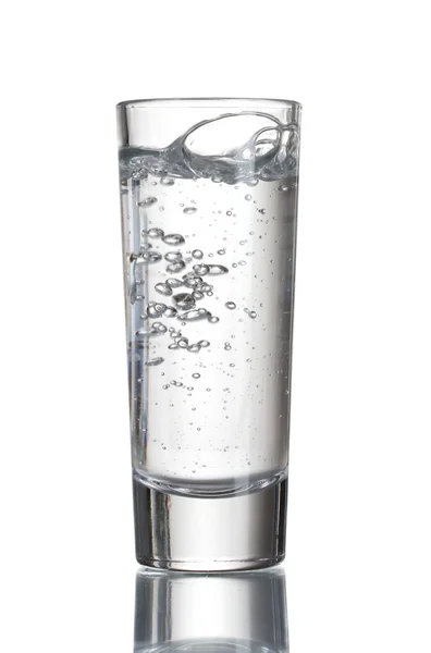 Vodka hälls i ett glas isolerade på vit — Stockfoto