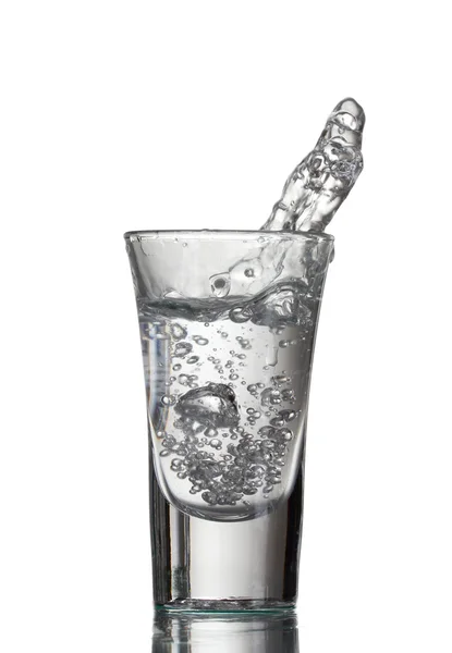 Wodka gegoten in een glas geïsoleerd op wit — Stockfoto