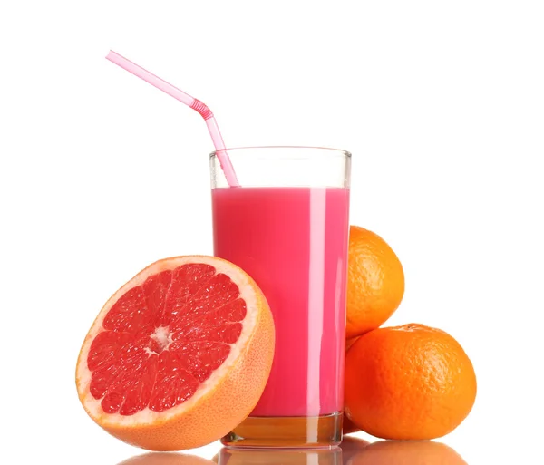 Grapefruitsaft und frische Grapefruit isoliert auf weiß — Stockfoto